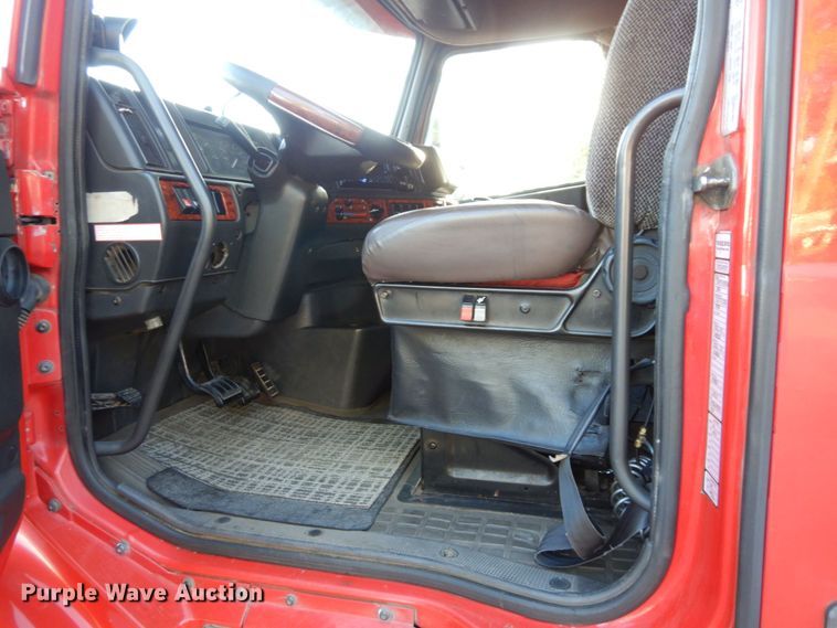 image for item DS1410 1998 Volvo  semi truck