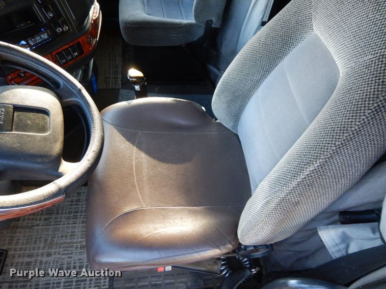 image for item DS1410 1998 Volvo  semi truck