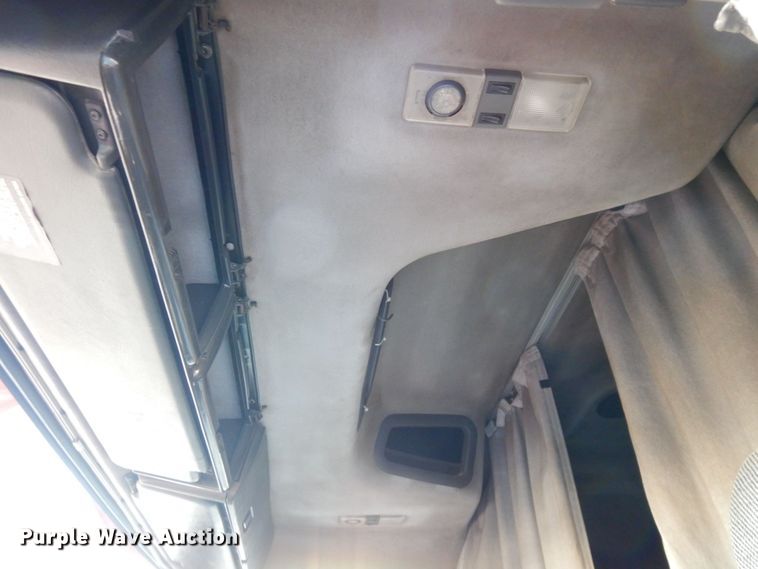 image for item DS1410 1998 Volvo  semi truck