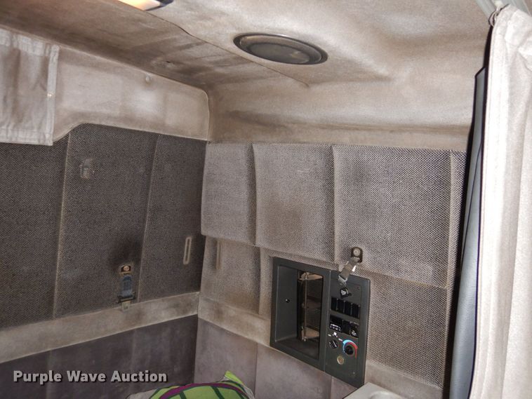 image for item DS1410 1998 Volvo  semi truck