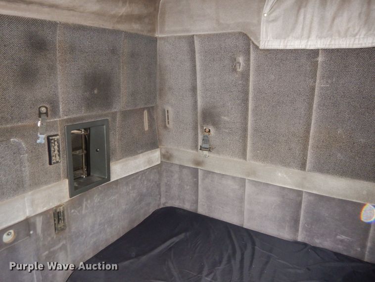 image for item DS1410 1998 Volvo  semi truck