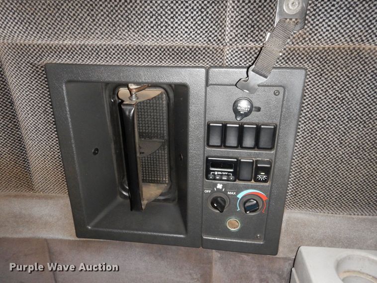 image for item DS1410 1998 Volvo  semi truck