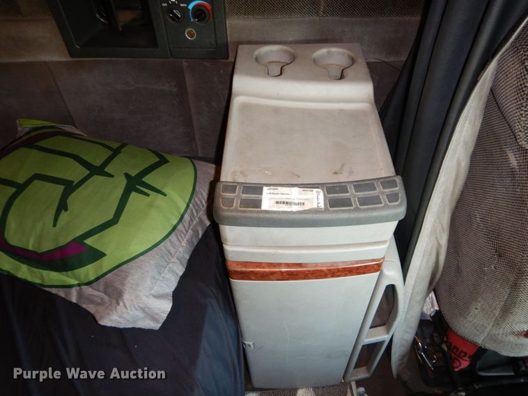 image for item DS1410 1998 Volvo  semi truck