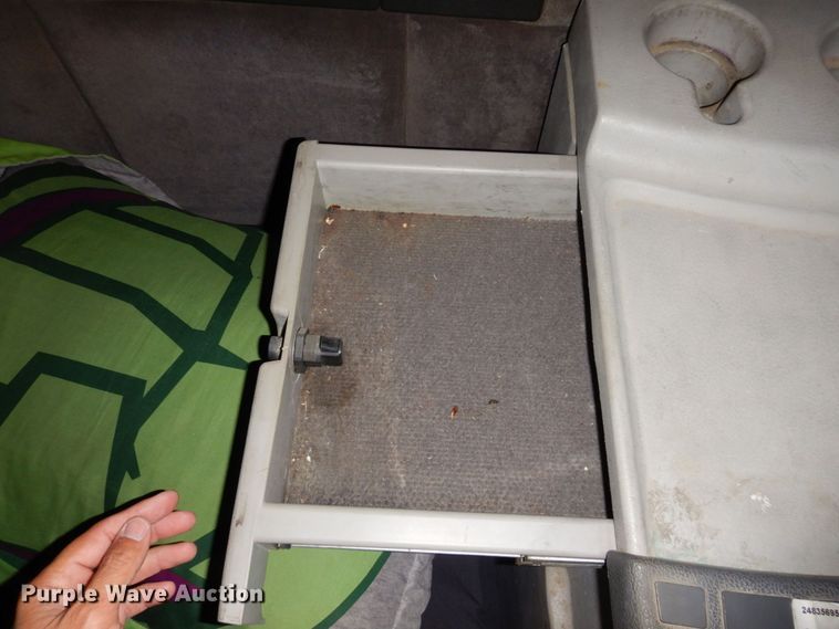 image for item DS1410 1998 Volvo  semi truck