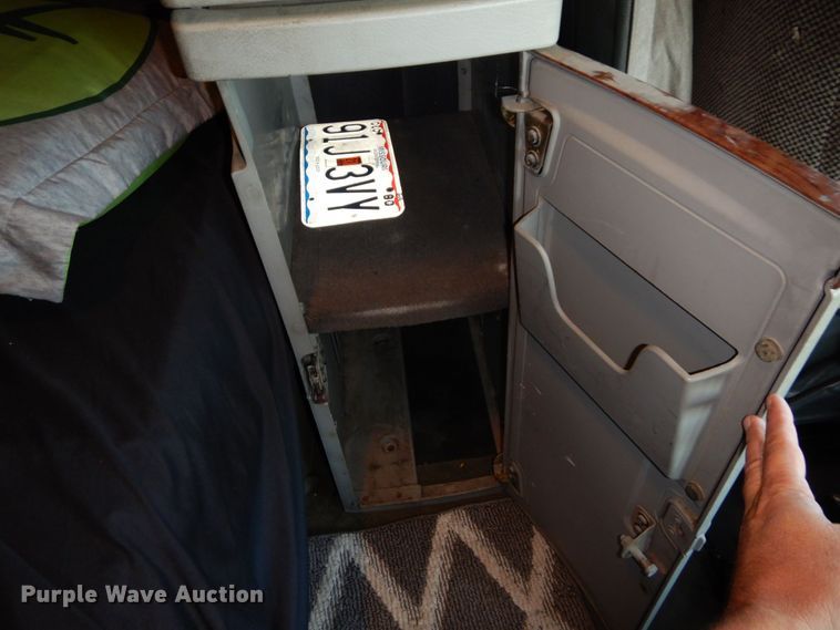 image for item DS1410 1998 Volvo  semi truck