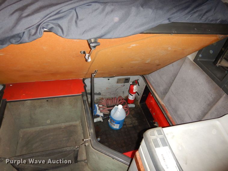 image for item DS1410 1998 Volvo  semi truck