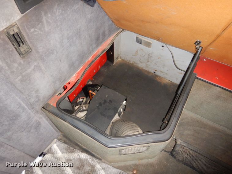 image for item DS1410 1998 Volvo  semi truck