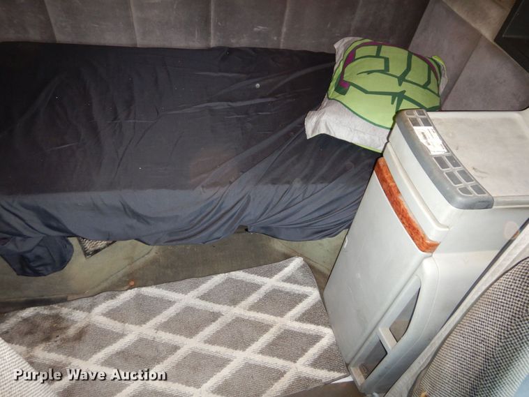 image for item DS1410 1998 Volvo  semi truck