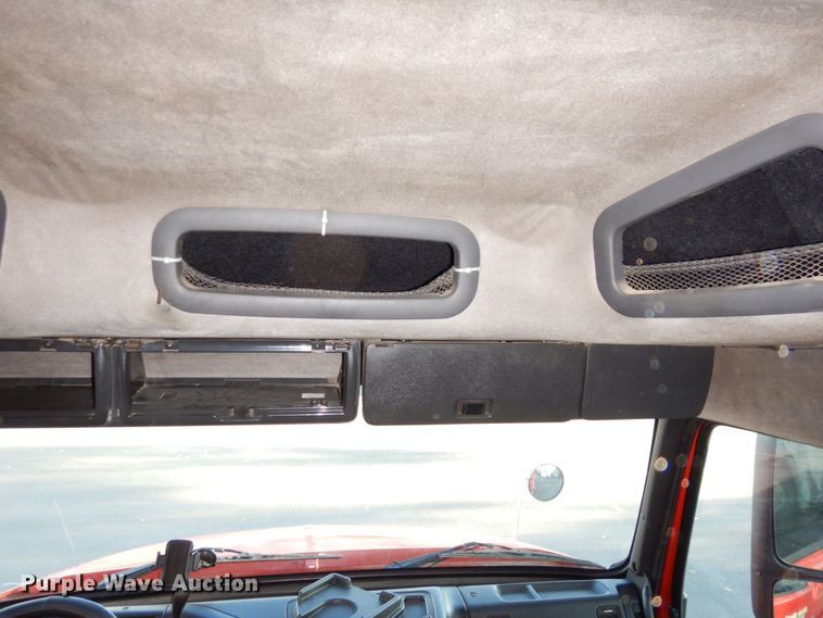 image for item DS1410 1998 Volvo  semi truck