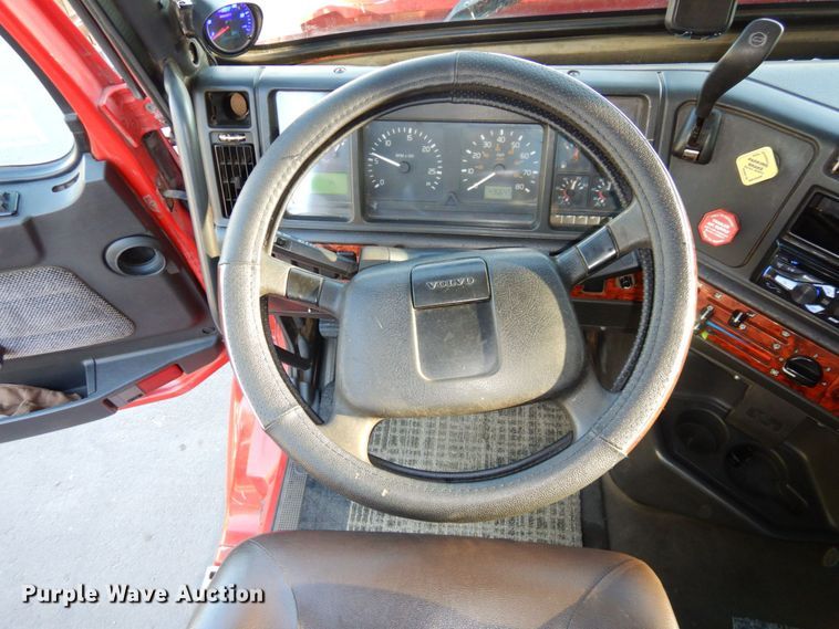 image for item DS1410 1998 Volvo  semi truck