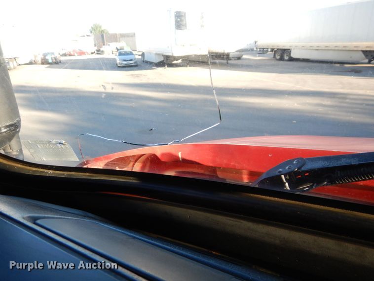 image for item DS1410 1998 Volvo  semi truck