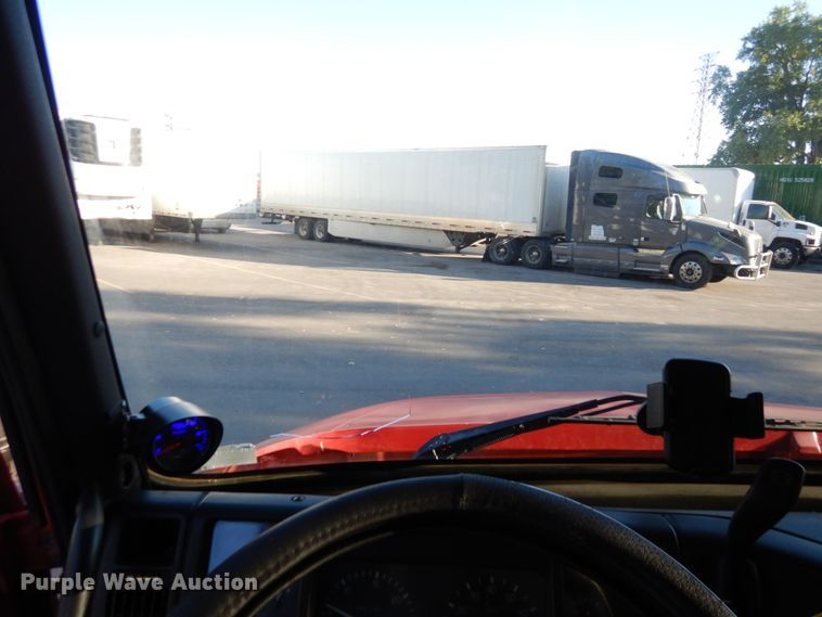 image for item DS1410 1998 Volvo  semi truck