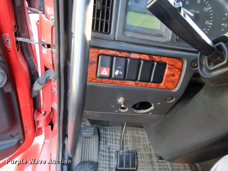 image for item DS1410 1998 Volvo  semi truck