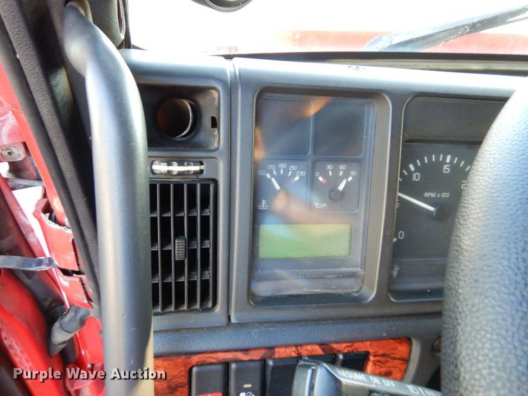 image for item DS1410 1998 Volvo  semi truck