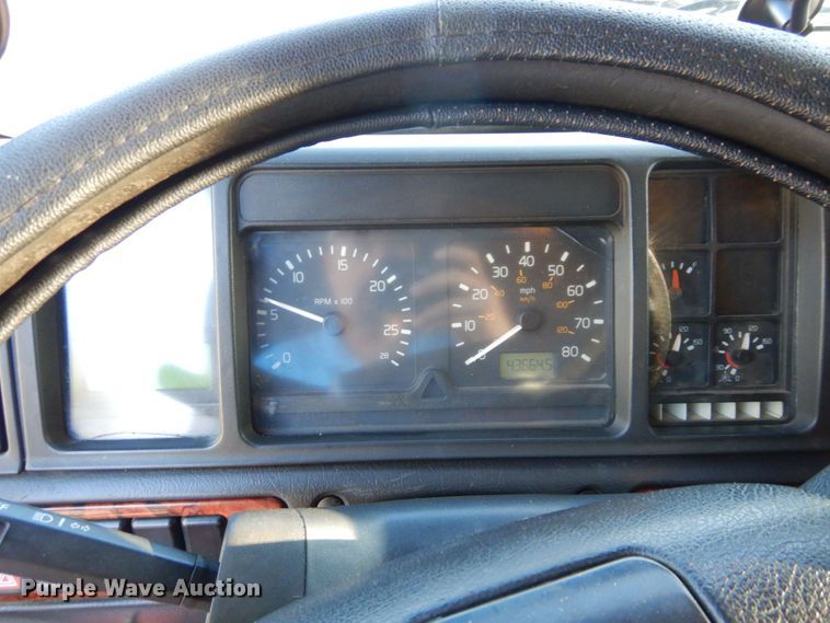 image for item DS1410 1998 Volvo  semi truck