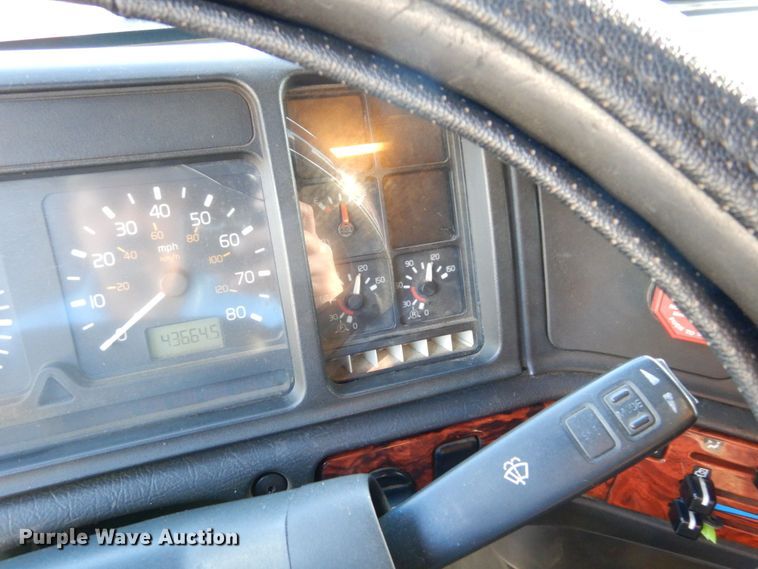 image for item DS1410 1998 Volvo  semi truck