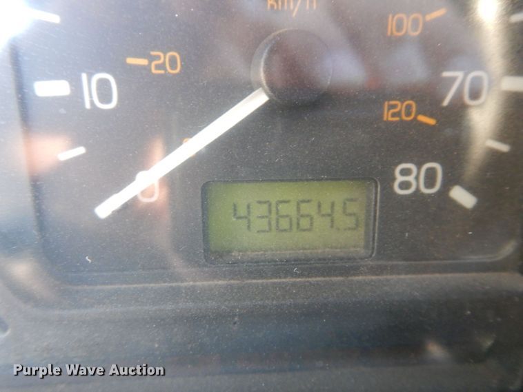 image for item DS1410 1998 Volvo  semi truck