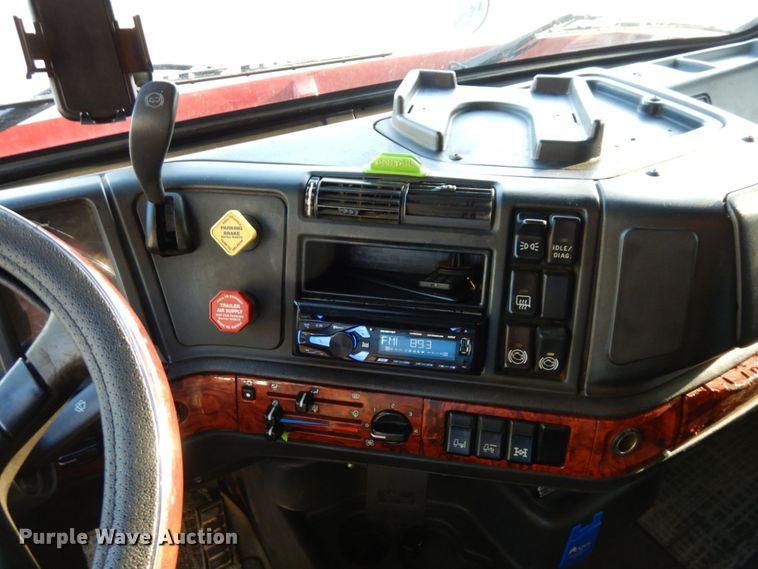 image for item DS1410 1998 Volvo  semi truck