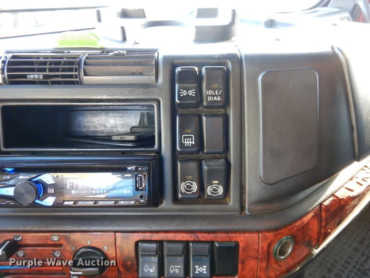 image for item DS1410 1998 Volvo  semi truck