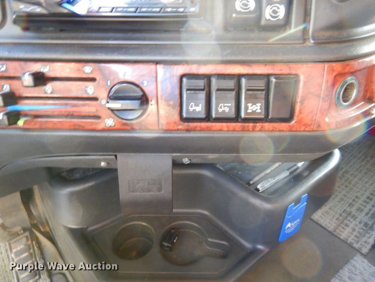 image for item DS1410 1998 Volvo  semi truck