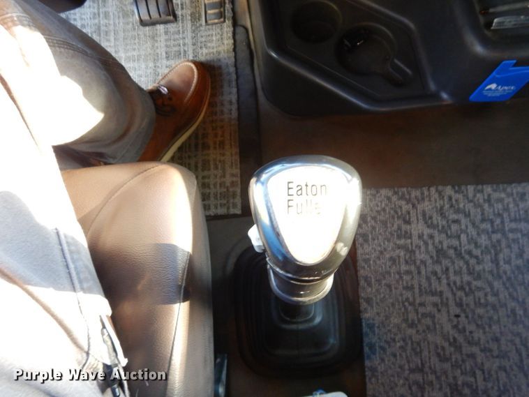 image for item DS1410 1998 Volvo  semi truck