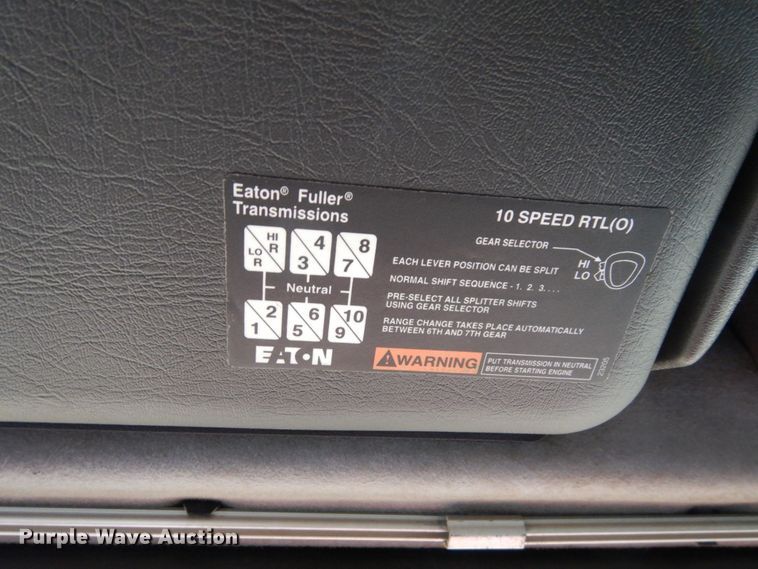 image for item DS1410 1998 Volvo  semi truck