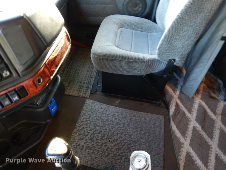 image for item DS1410 1998 Volvo  semi truck