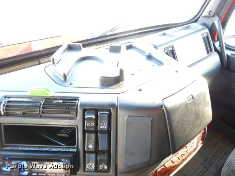 image for item DS1410 1998 Volvo  semi truck