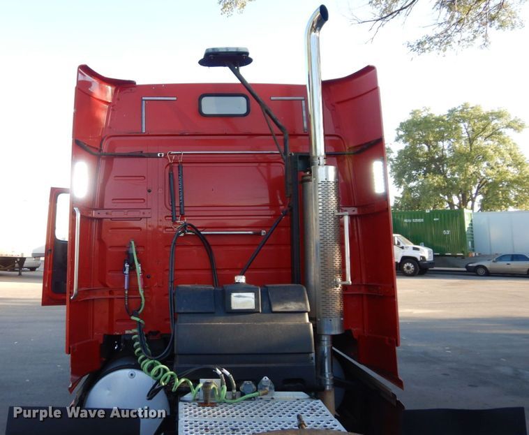 image for item DS1410 1998 Volvo  semi truck