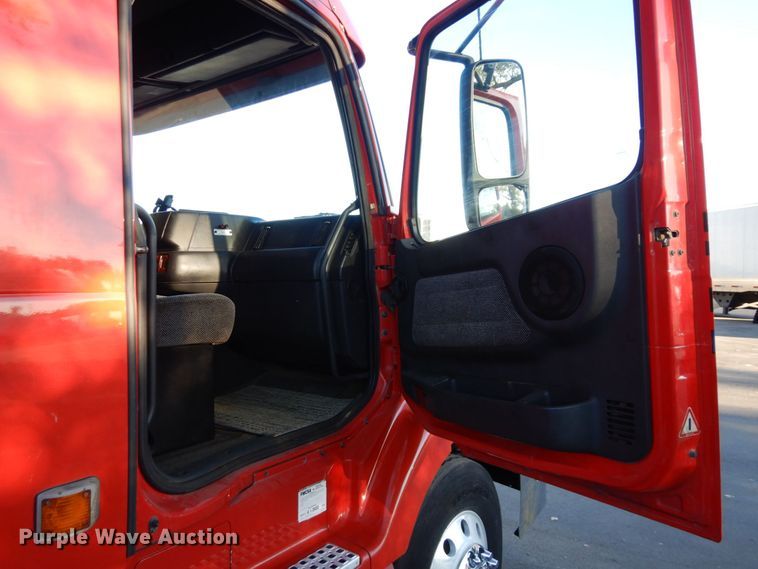 image for item DS1410 1998 Volvo  semi truck