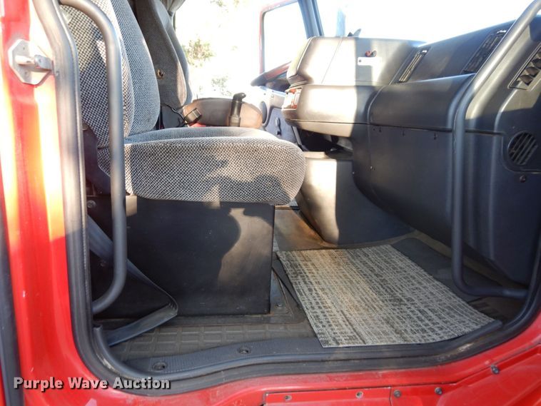 image for item DS1410 1998 Volvo  semi truck