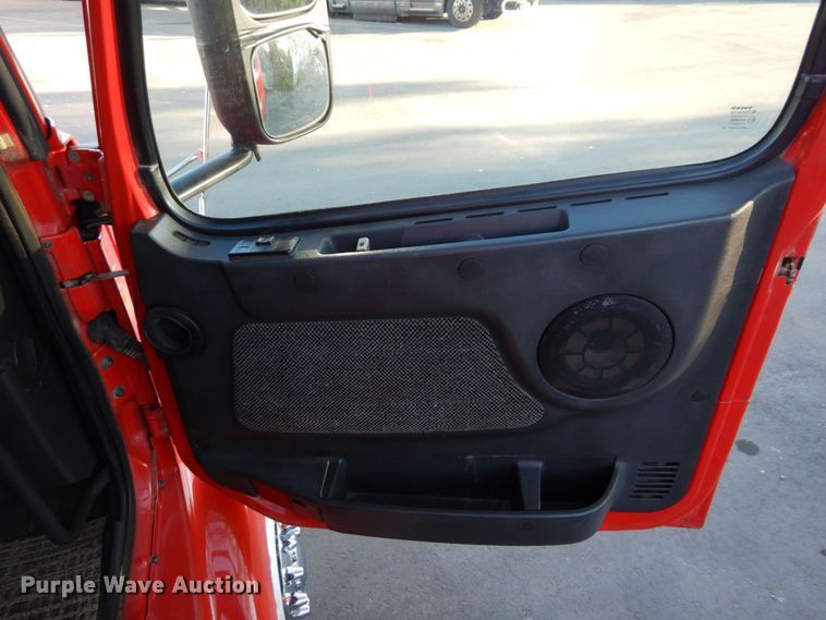 image for item DS1410 1998 Volvo  semi truck