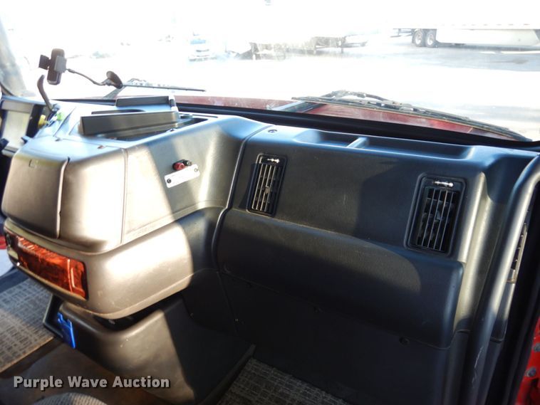 image for item DS1410 1998 Volvo  semi truck