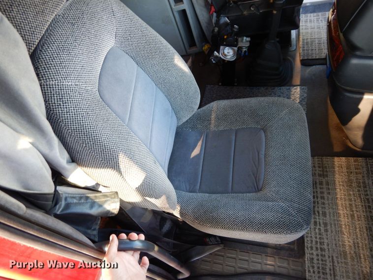 image for item DS1410 1998 Volvo  semi truck