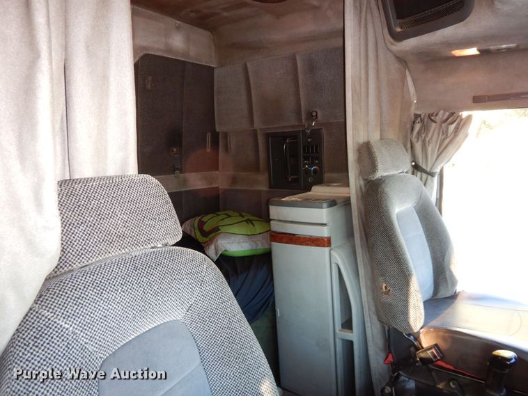 image for item DS1410 1998 Volvo  semi truck