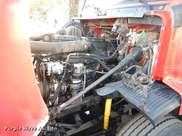 image for item DS1410 1998 Volvo  semi truck