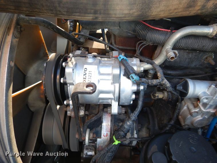 image for item DS1410 1998 Volvo  semi truck