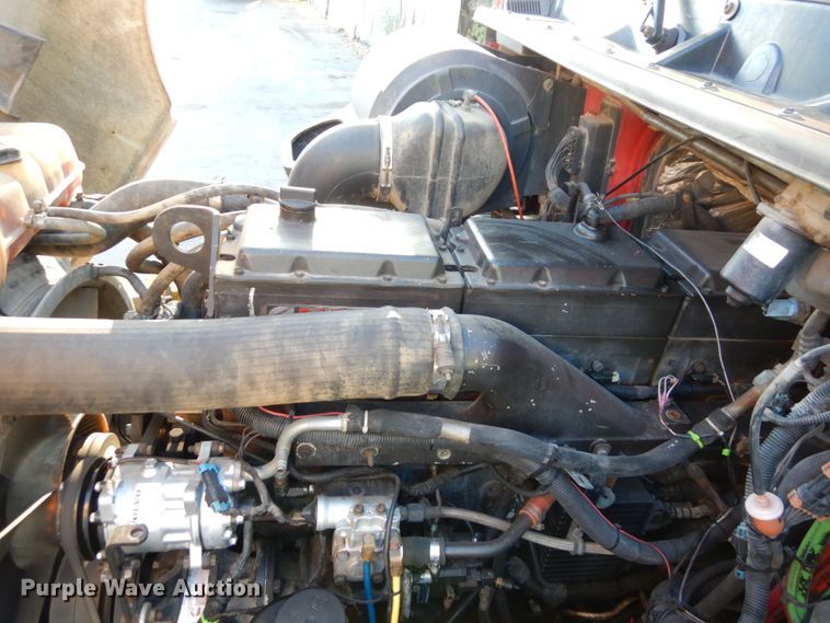 image for item DS1410 1998 Volvo  semi truck