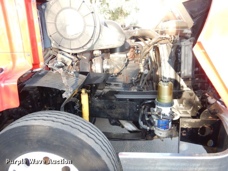 image for item DS1410 1998 Volvo  semi truck