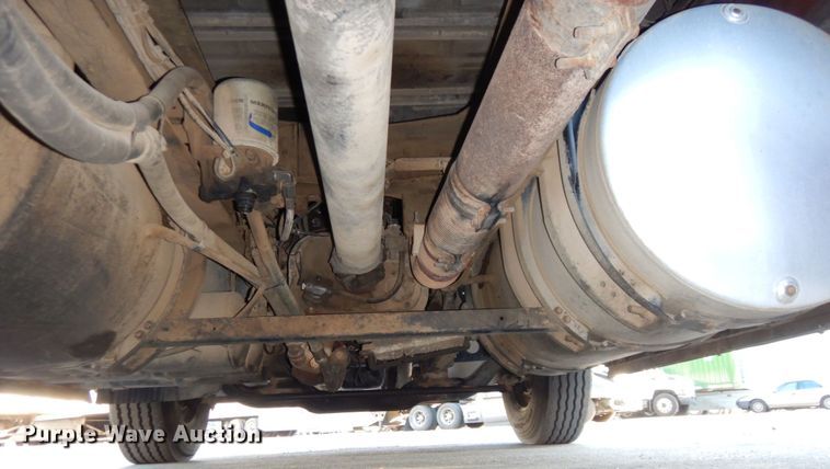 image for item DS1410 1998 Volvo  semi truck