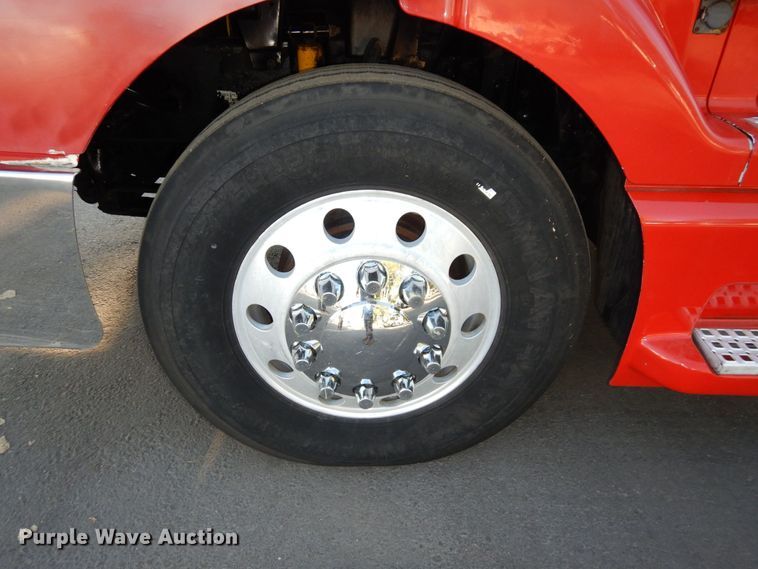 image for item DS1410 1998 Volvo  semi truck