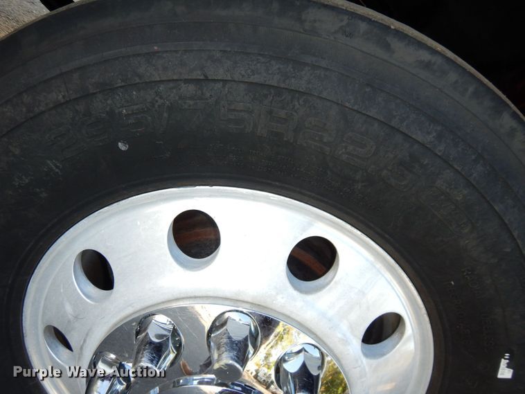 image for item DS1410 1998 Volvo  semi truck