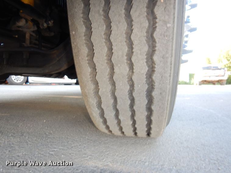 image for item DS1410 1998 Volvo  semi truck