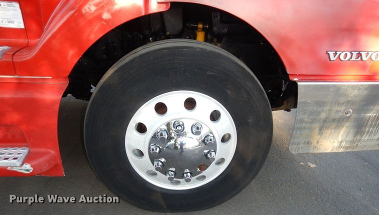 image for item DS1410 1998 Volvo  semi truck