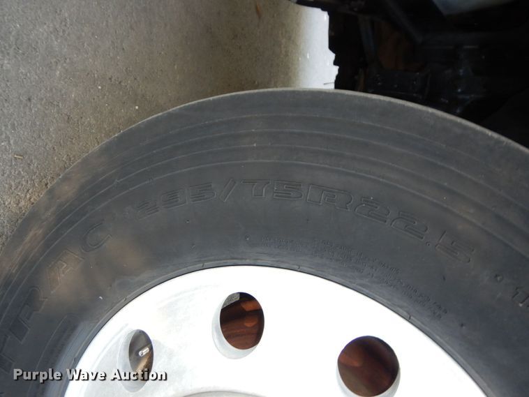 image for item DS1410 1998 Volvo  semi truck