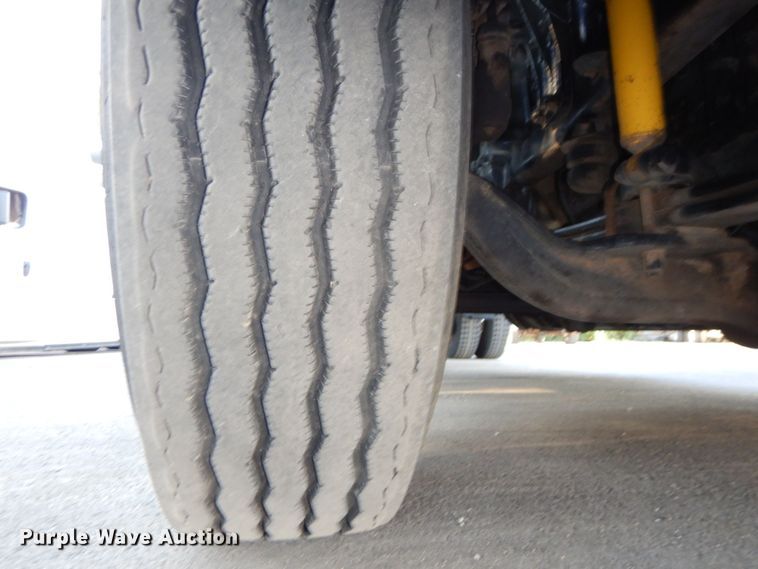 image for item DS1410 1998 Volvo  semi truck