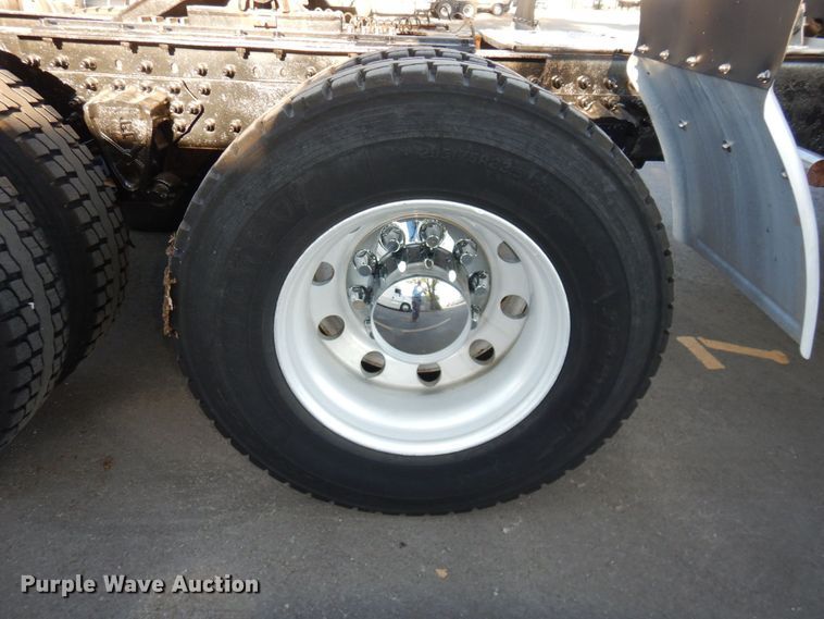 image for item DS1410 1998 Volvo  semi truck