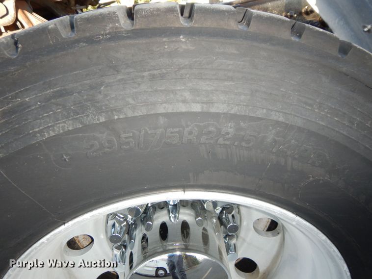 image for item DS1410 1998 Volvo  semi truck