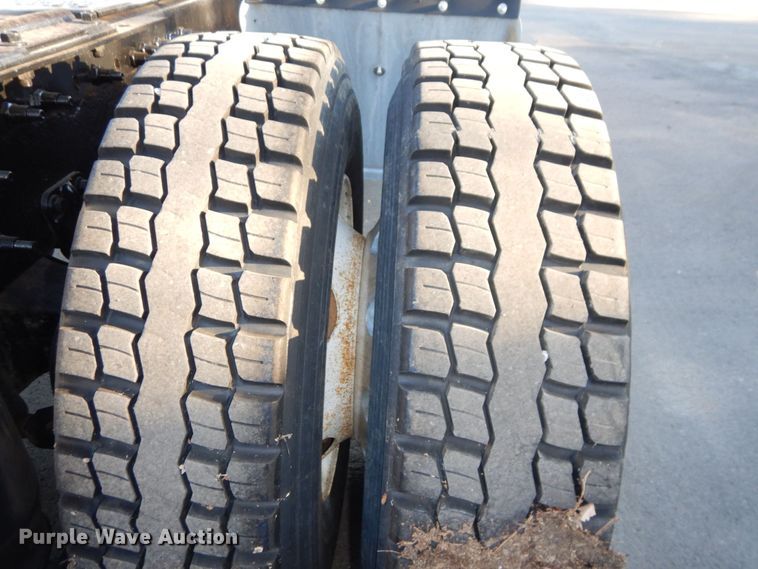 image for item DS1410 1998 Volvo  semi truck