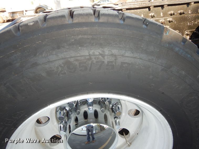 image for item DS1410 1998 Volvo  semi truck